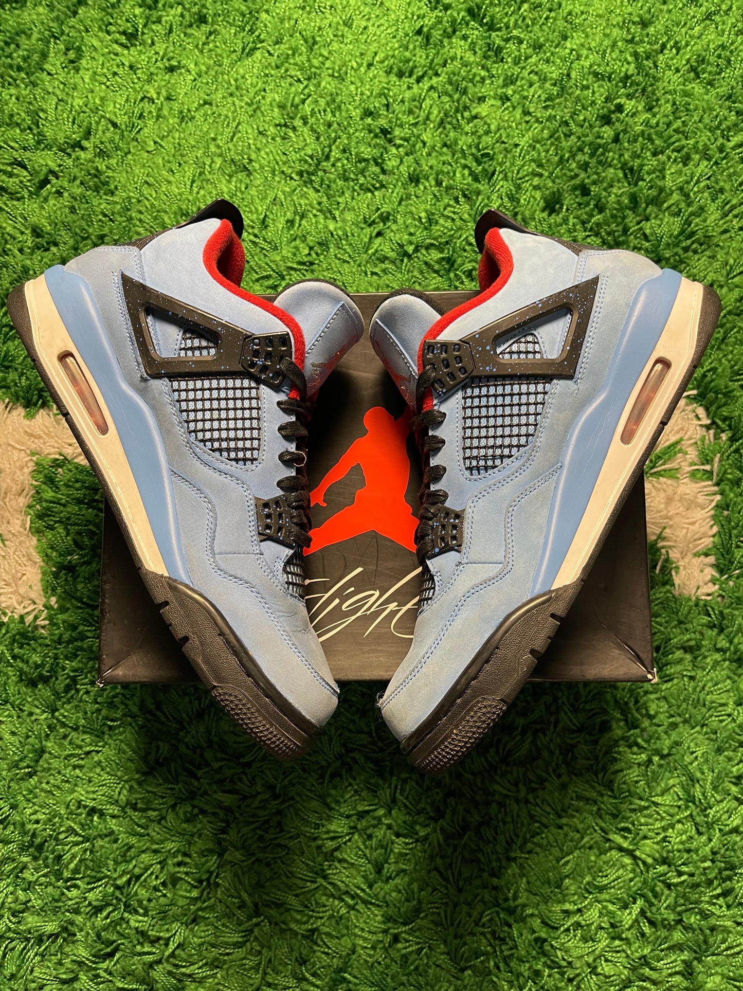 Travis Scott Jordan 4