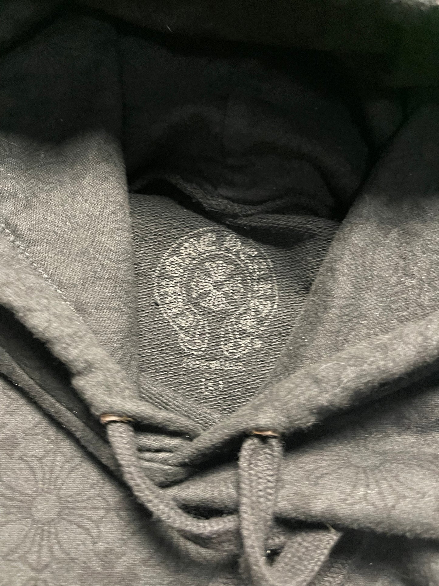 Sudadera con capucha y monograma de corazones cromados